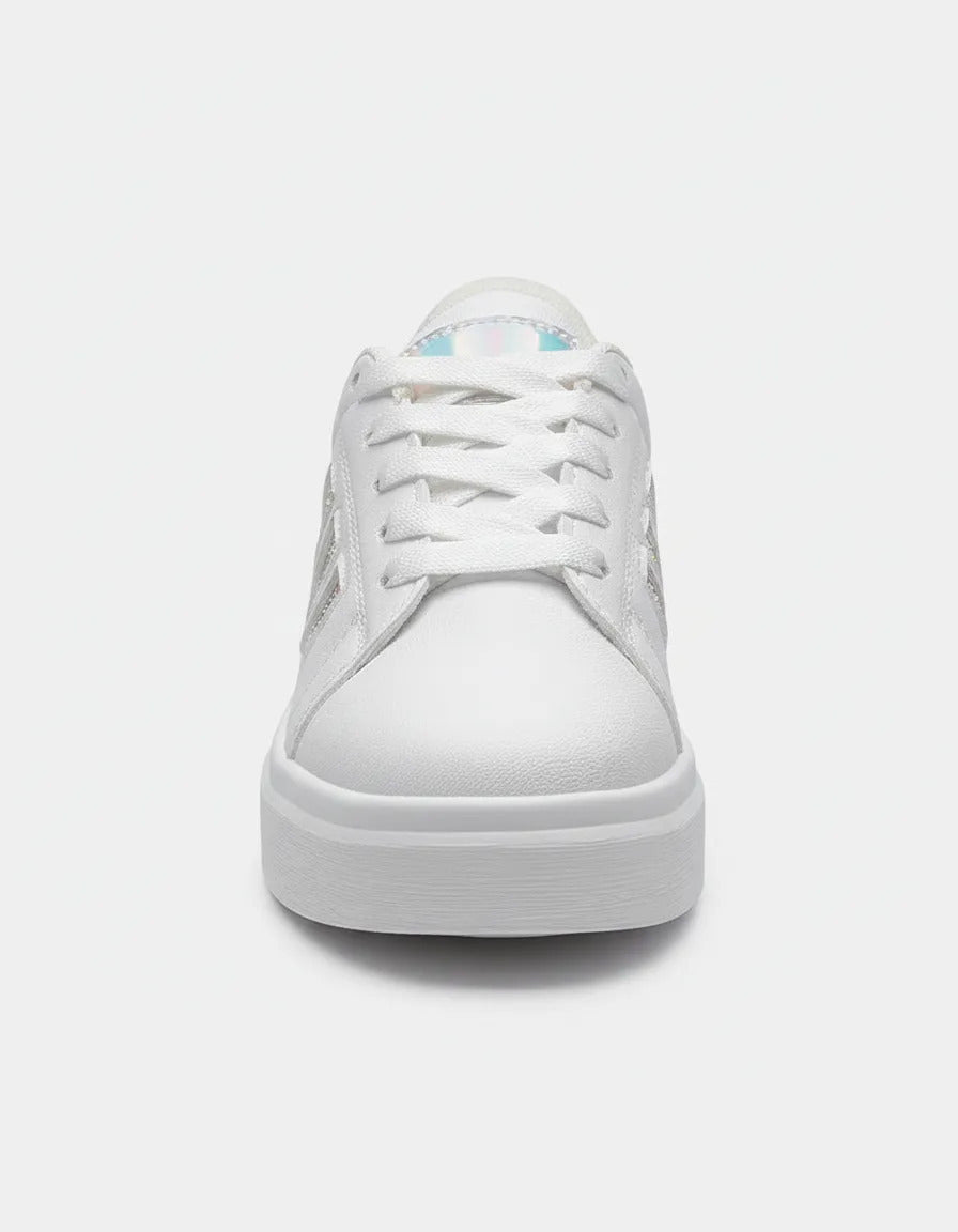 SuperShoes: Tenis blancos con cristales, ¡brillo premium!