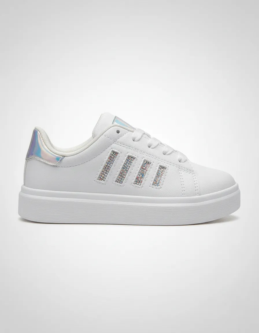 SuperShoes: Tenis blancos con cristales, ¡brillo premium!