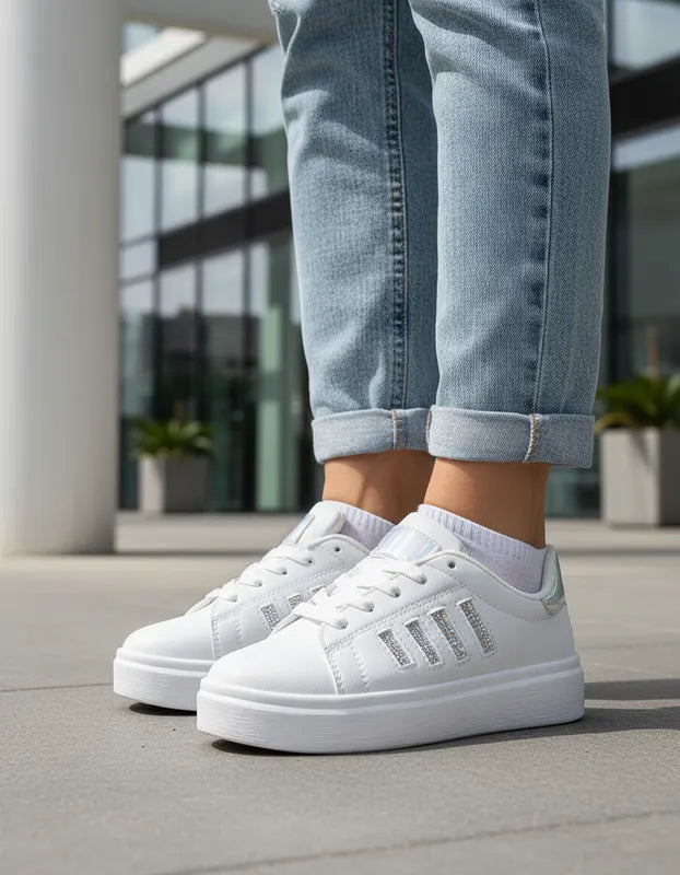 SuperShoes: Tenis blancos con cristales, ¡brillo premium!