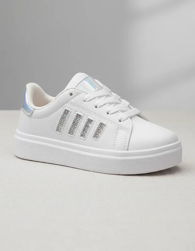 SuperShoes: Tenis blancos con cristales, ¡brillo premium!